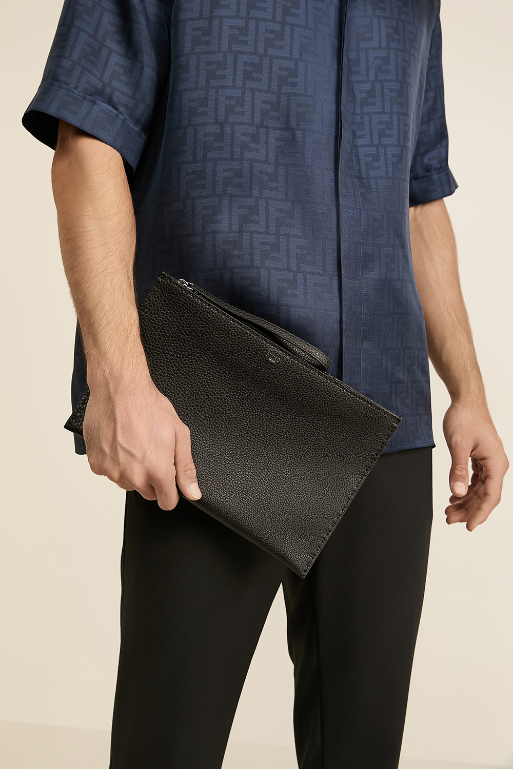 תמונת כל הלוק של תיק קלאץ' FENDI